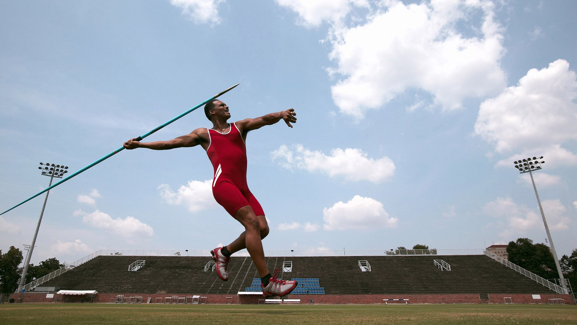 《虚拟现实（VR）或引领电竞行业新潮流，行业专家最新分析》，虚拟现实vr技术,简单说是让人进入一个虚拟环境